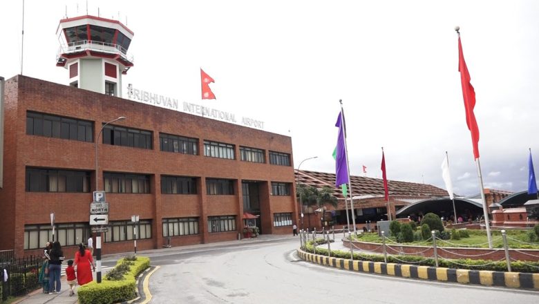 विमानस्थलबाट १३ लाखभन्दा बढीका मोबाइल र ल्यापटपसहित एक पक्राउ