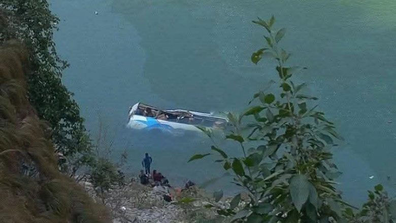 तामाकोसीमा बस खस्दा दुःखद घटना, उद्धार कार्य जारी
