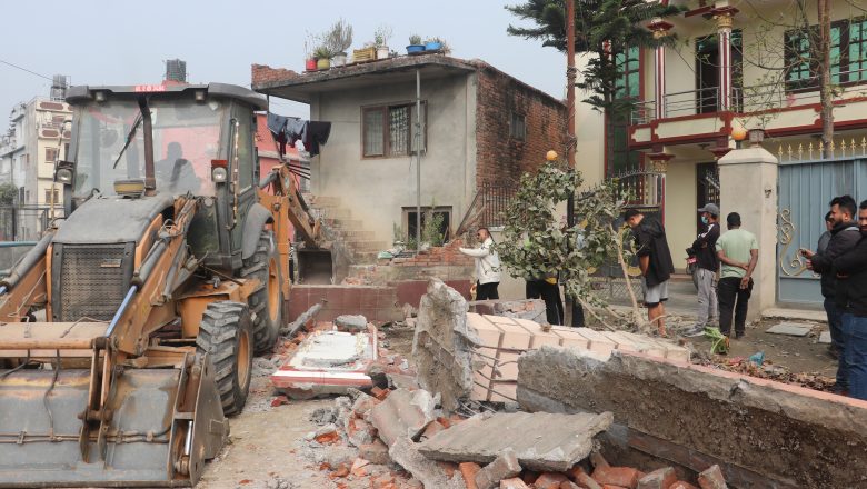 टोखा–८ रमणबस्ती करिडोरको बाटो निर्माणका लागि डोजर सञ्चालन, घरधनीको सहमतिमा घर भत्काइयो