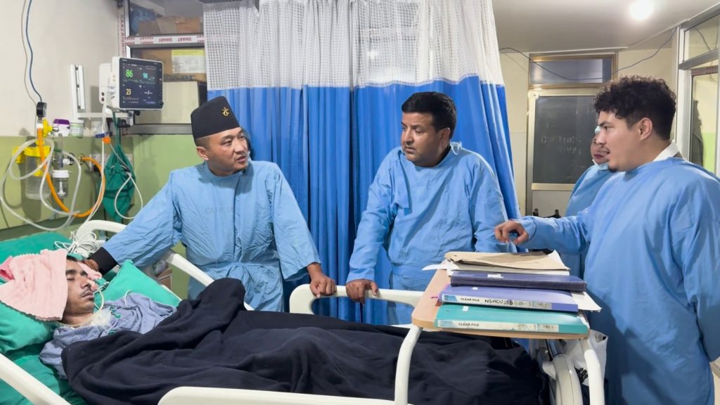 जेनजी आन्दोलनका घाइते भेट्न गृहमन्त्री गुरुङ केएमसी अस्पतालमा, डा. सुनिल शर्मालाई धन्यवाद