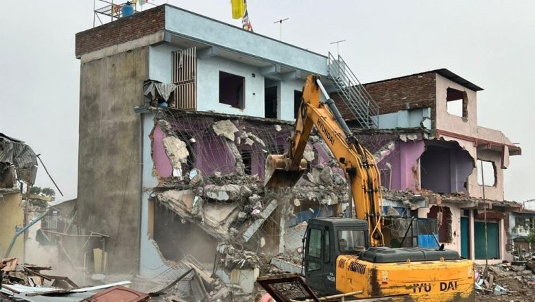 मनोहरा सुकुम्बासी बस्तीमा डोजर अभियान जारी, १३ डोजर परिचालन