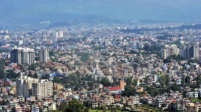 काठमाडौं उपत्यकामा महँगीको चाप: दैनिक उपभोग्य वस्तु, ग्यास र यातायात भाडा अनियन्त्रित, उपभोक्ता मारमा