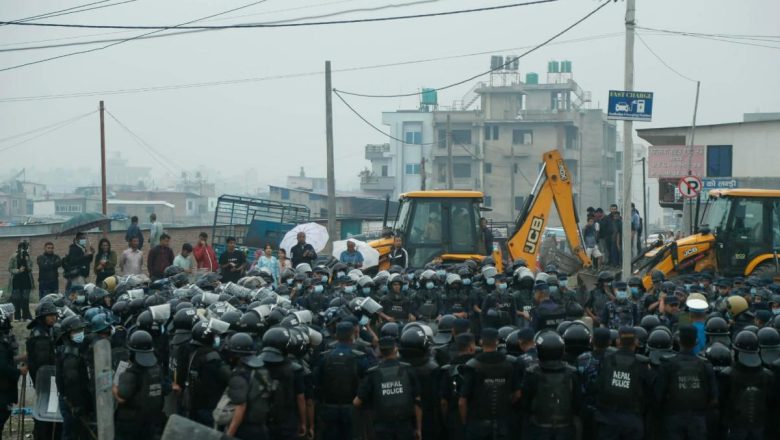 मनोहरामा डोजरसहित प्रहरी परिचालन, आजै संरचना हटाइने तयारी