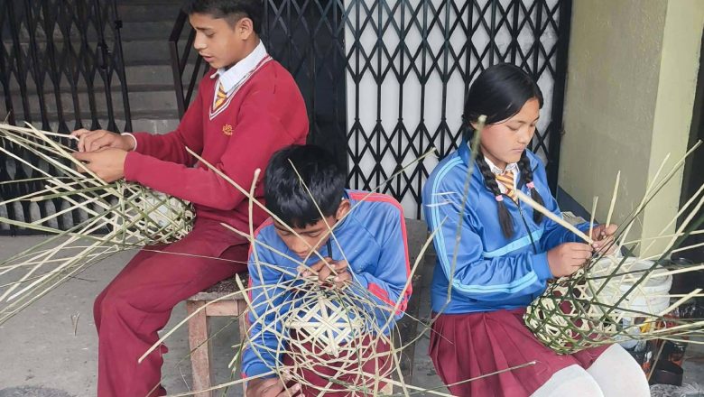 म्याग्दीका विद्यार्थीलाई चोयाका सामग्री बनाउने सीप हस्तान्तरण