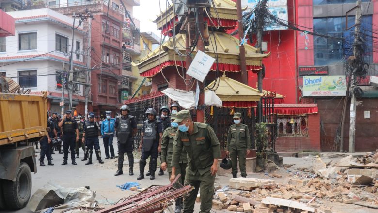 टोखा–९ र १० को सरकारी संरचनामा रहेका पसल हटाउन डोजर परिचालन