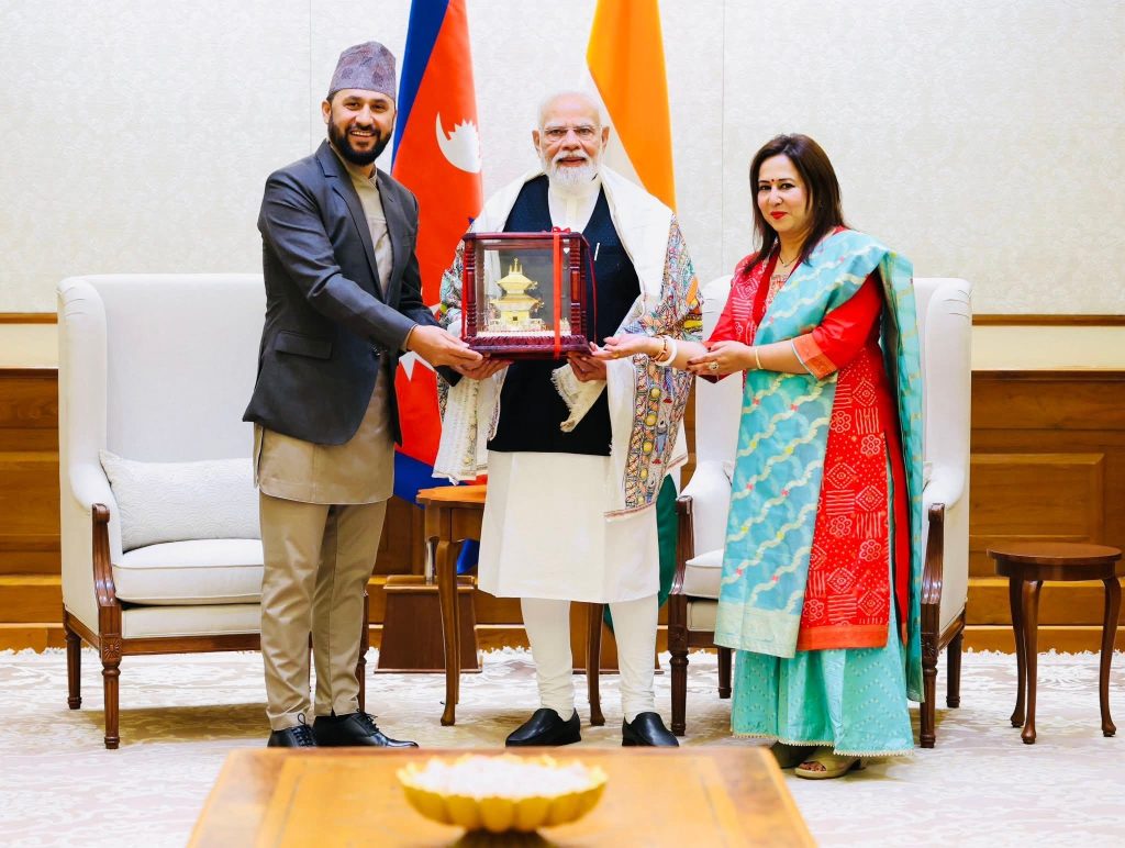 मोदीलाई पशुपतिनाथ मन्दिरको प्रतिकृति उपहार