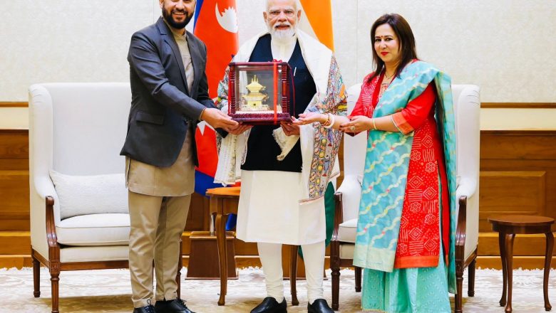 मोदीलाई पशुपतिनाथ मन्दिरको प्रतिकृति उपहार