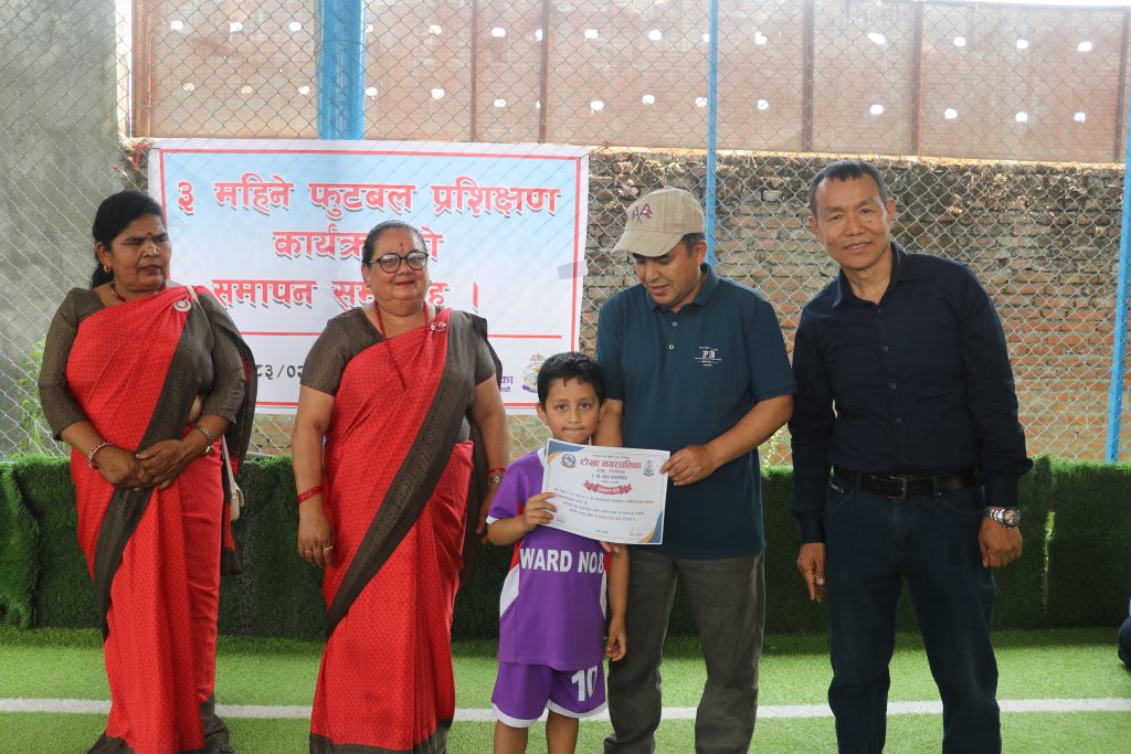 टोखा–८ द्वारा सञ्चालित तीनमहिने फुटबल प्रशिक्षण कार्यक्रम सम्पन्न, प्रशिक्षार्थीलाई प्रमाणपत्र वितरण