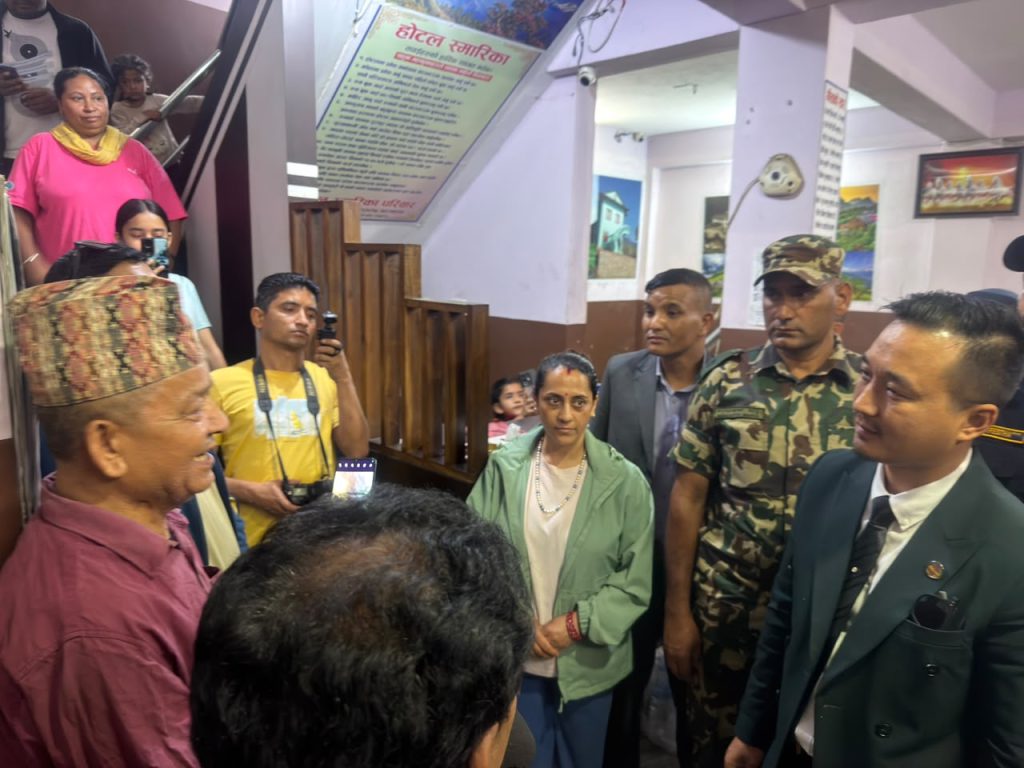 बालाजु होल्डिङ सेन्टरमा गृहमन्त्री गुरुङको अवलोकन, सुकुम्बासी परिवारसँग मागे माफी