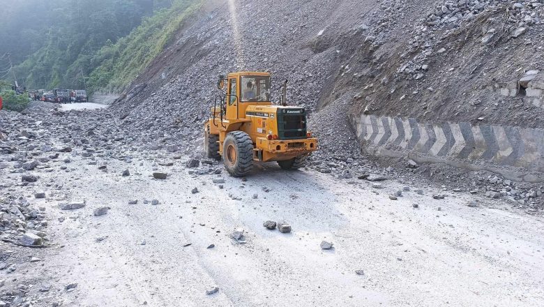 वर्षायामका लागि नारायणगढ–मुग्लिन सडकमा पहिरो पन्छाउने उपकरण र जनशक्ति तयारी अवस्थामा