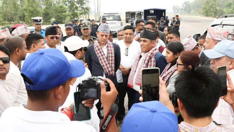 प्रस्तावित सुक्खा बन्दरगाह क्षेत्रको अवलोकन गर्दै सभामुख अर्याल र अध्यक्ष दाहाल