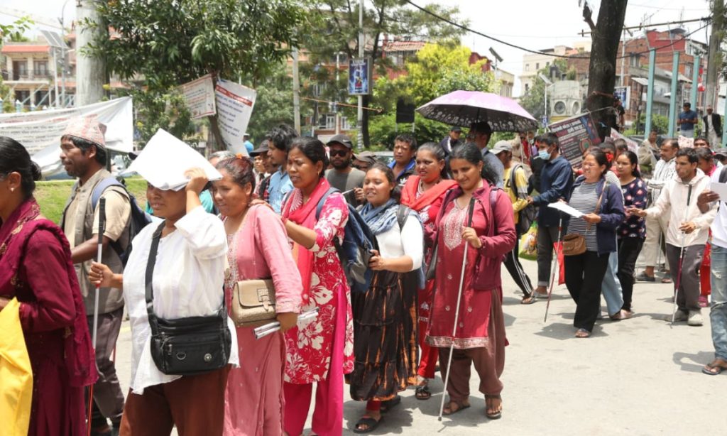 सिंहदरबार घेराउ गर्न अघि बढेका दृष्टिविहीनलाई प्रहरीले बीचमै रोक्यो