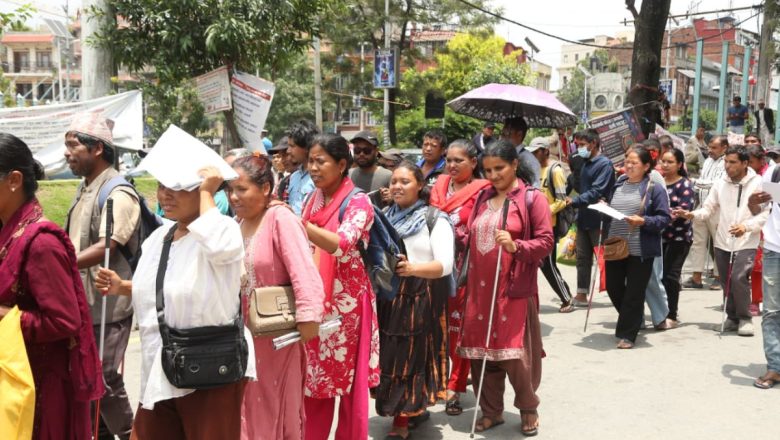 सिंहदरबार घेराउ गर्न अघि बढेका दृष्टिविहीनलाई प्रहरीले बीचमै रोक्यो