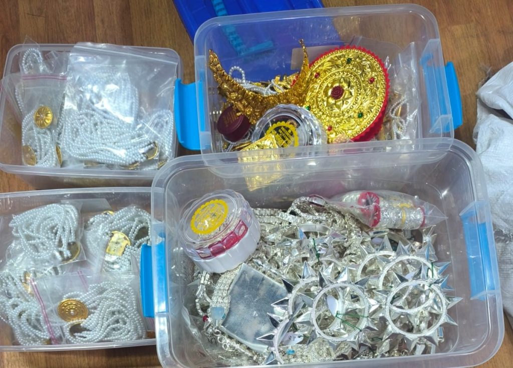 अमेरिका पार्सल गर्न लागिएको सुनचाँदीका गहनासहित दुई जना पक्राउ