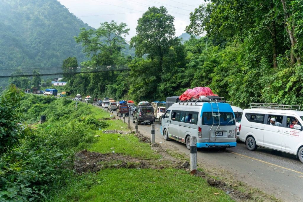कृष्णभीरको पहिरोले पृथ्वी राजमार्ग अवरुद्ध, हेटौँडा–काठमाडौँ सडकमा सवारी चाप बढ्यो