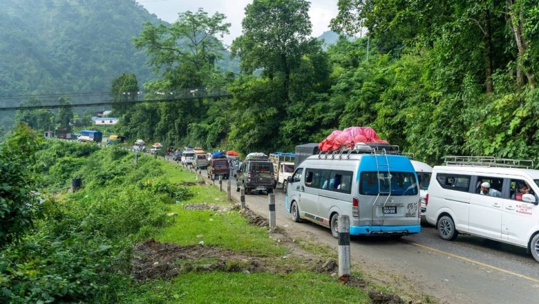 कृष्णभीरको पहिरोले पृथ्वी राजमार्ग अवरुद्ध, हेटौँडा–काठमाडौँ सडकमा सवारी चाप बढ्यो