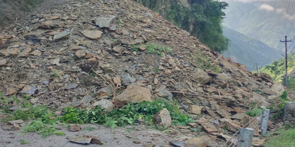 भम्लु खोलामा सुक्खा पहिरो खस्दा कर्णाली राजमार्ग पुनः अवरुद्ध