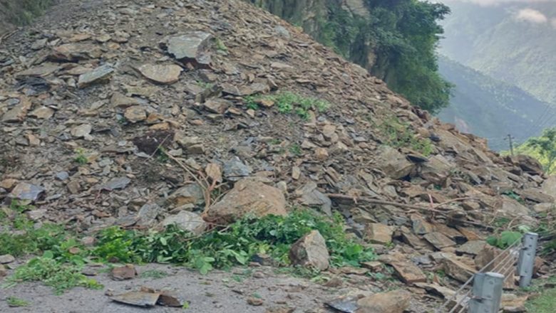 भम्लु खोलामा सुक्खा पहिरो खस्दा कर्णाली राजमार्ग पुनः अवरुद्ध