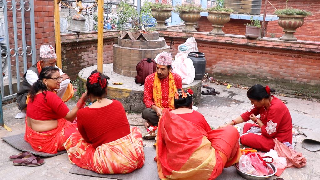 ऋषिपञ्चमीमा मनोरथ तीर्थधाममा सप्तऋषिको पूजा–आराधना गर्दै नारीहरू