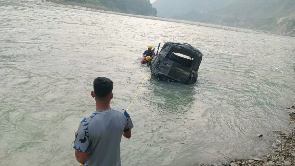 सिन्धुलीमा सुमो सुनकोशी नदीमा खस्दा ३ जनाको मृत्यु, ३ बेपत्ता र ४ जनाको उद्धार